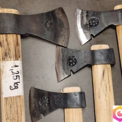 Kowalska robota siekiera 0,6kg siekierka oprawiona z trzonki