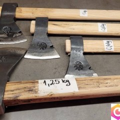 Kowalska robota siekiera 0,6kg siekierka oprawiona z trzonki