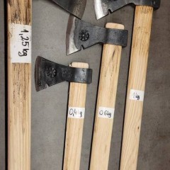 Kowalska robota siekiera 0,6kg siekierka oprawiona z trzonki