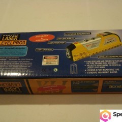 Poziomica laserowa z miarką.