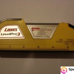 Poziomica laserowa z miarką.