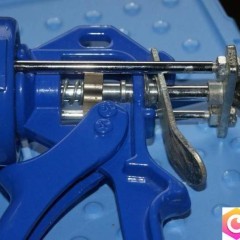 Pistolet do silikonu.