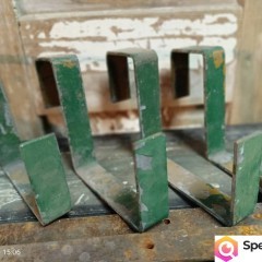 Stare metalowe uchwyty na doniczki.