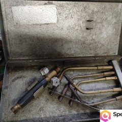 Palnik gazowy do cięcia i spawania. Zestaw palników z metalową walizką