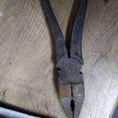 Dwie sztuki starych zabytkowych Cęgów Kombinerek. PRL.