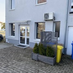 Wynajmę atrakcyjny lokal użytkowy na parterze przy głównej ulicy własny par