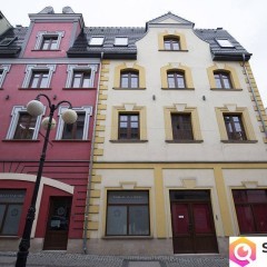Kamienicę z apartamentami oraz częścią zorganizowanego przedsiębiorstwa sp…