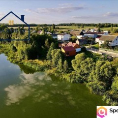 Dom nad wodą z linią brzegową jeziora Klonowskiego