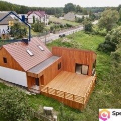 Dom nad wodą z linią brzegową jeziora Klonowskiego