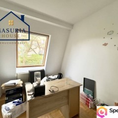 Dom w zabudowie szeregowej z lokalem usługowym.