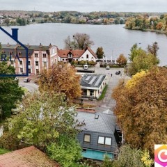 Dom w zabudowie szeregowej z lokalem usługowym.