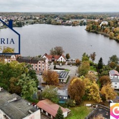 Dom w zabudowie szeregowej z lokalem usługowym.
