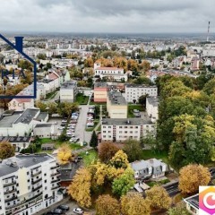Dom w zabudowie szeregowej z lokalem usługowym.