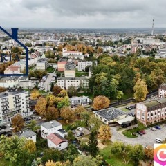 Dom w zabudowie szeregowej z lokalem usługowym.