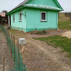 Sprzedam dom drewniany wraz z zabudowaniami gospodarczymi lasem i polem