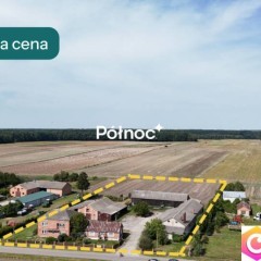 Budynki gospodarcze i dom w Mołożowie