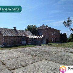 Budynki gospodarcze i dom w Mołożowie