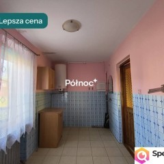 Budynki gospodarcze i dom w Mołożowie