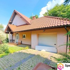 Dom wolnostojący, ok Myślenic w otoczeniu lasów.