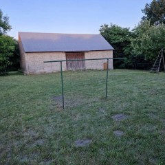 Duża działka 4600 m² z zabudowaniami.