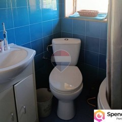 Klimatyczny drewniany dom wśród lasów w stylu rustykalnym