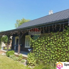 Klimatyczny drewniany dom wśród lasów w stylu rustykalnym