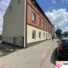Kamienica w Chełmży nad brzegiem jeziora