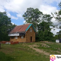 DWIE DZIAŁKI BUDOWLANE Z DOMEM STRAWBALE NAD JEZIORKIEM – KUSOWO